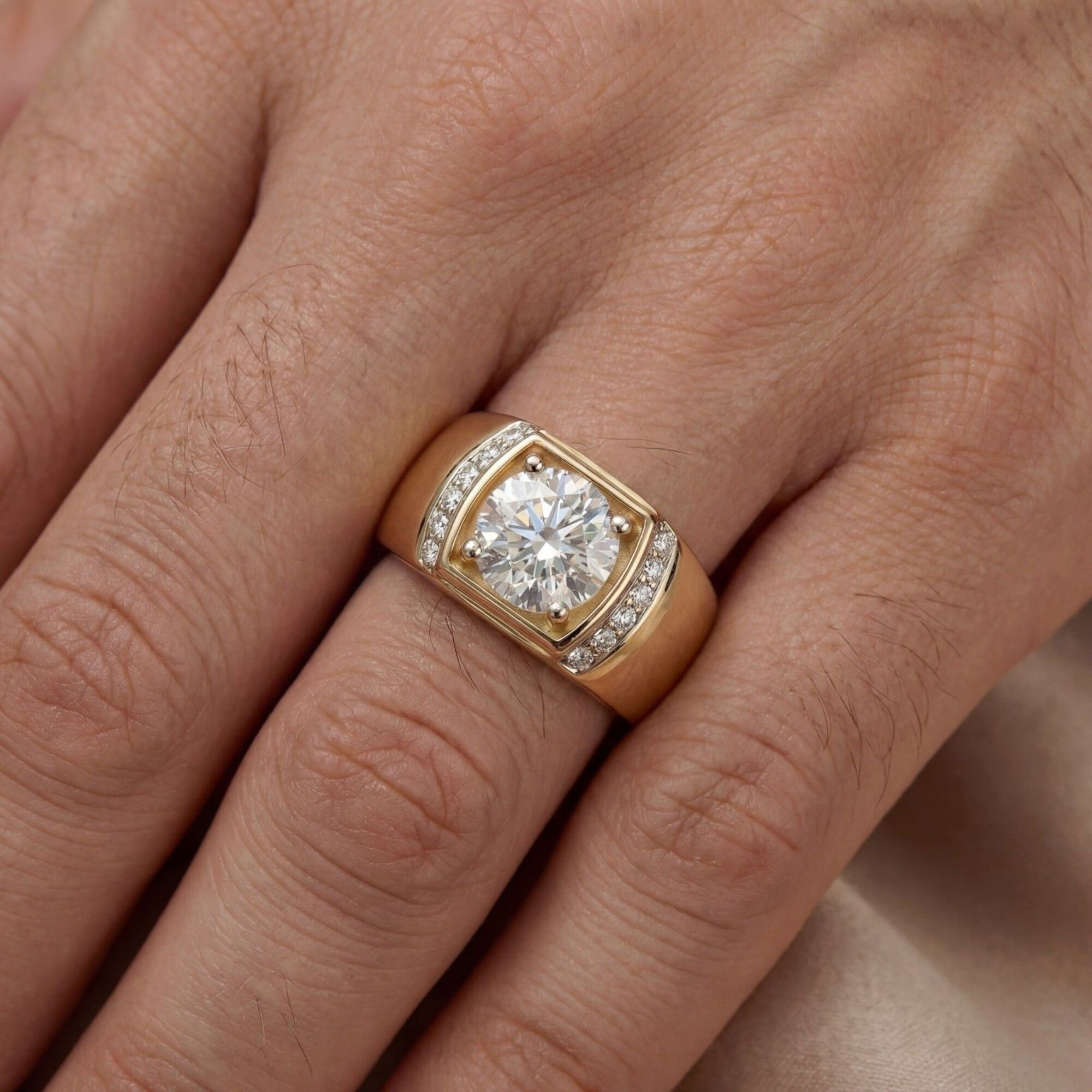 Shop MYZA's 2 Carat IGI Certified Round Brilliant Lab-Grown Diamond Men's Ring in 18K Hallmarked Gold with 0.015 Ct side diamonds. Ethical luxury, certified brilliance.